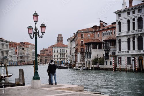 Fotografia couple au bord d'un canal