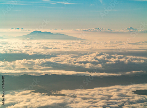 雲海と山