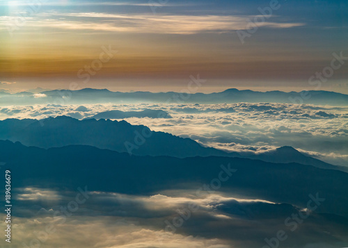 雲海と山