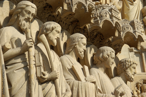 Apôtres de la façade de Notre-Dame à Paris, France