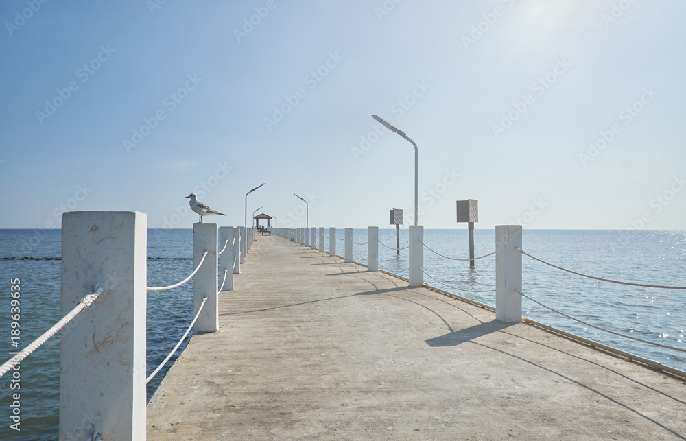 Obraz premium The bridge that juts out into the sea There sit blue sky is beautiful.