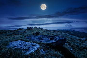 Fototapete Vollmond Felsen auf Karpaten-Hügel im Mondlicht  © Pellinni
