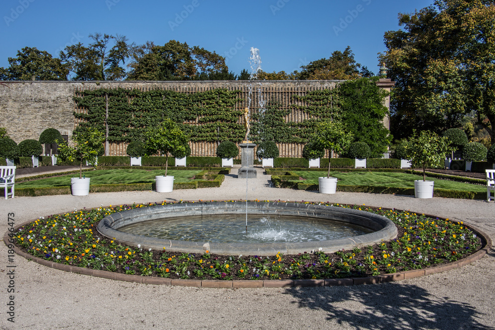 Schloss Weilburg mit Parkanlage und Springbrunnen