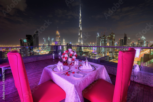 Photography Romantisches Dinner auf der Terrasse vor der Kulisse von Dubai am Abend