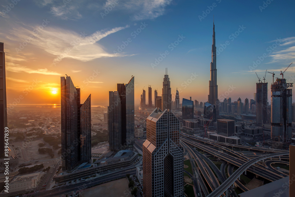 Naklejka premium Dubai, eine lebendige Metropole bei Sonnenuntergang