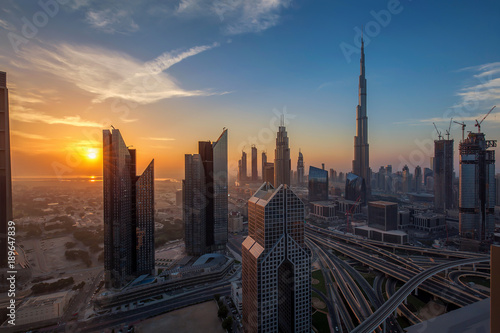 Dubai, eine lebendige Metropole bei Sonnenuntergang