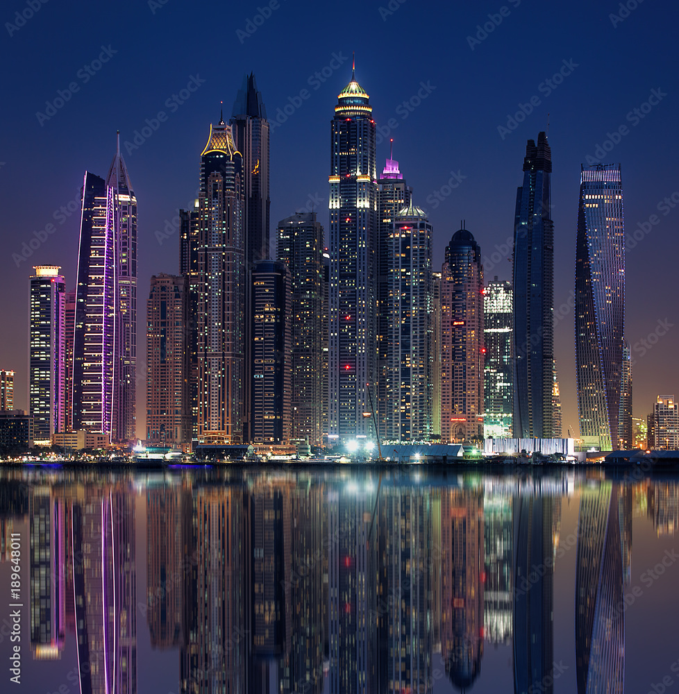 Fototapeta premium Skyline von Dubai am Abend mit Wasser-Spieglung 