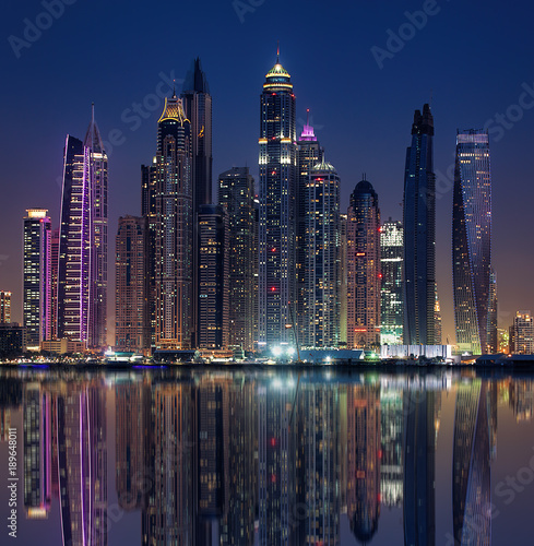 Skyline von Dubai am Abend mit Wasser-Spieglung 