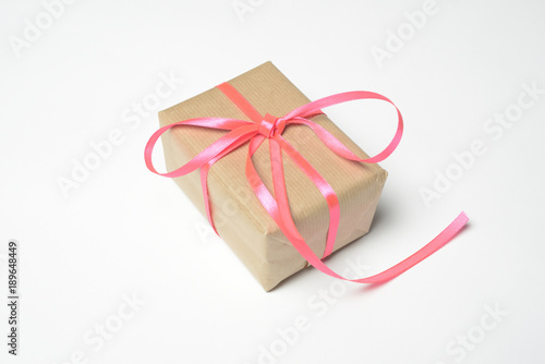 Caja de regalo con lazo rosa © imstock
