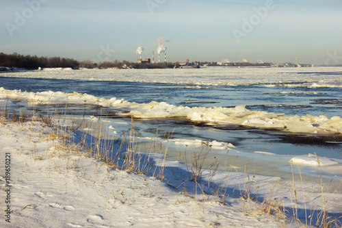 Принти на полотні Ledostav on the Volga makes it difficult because of the current