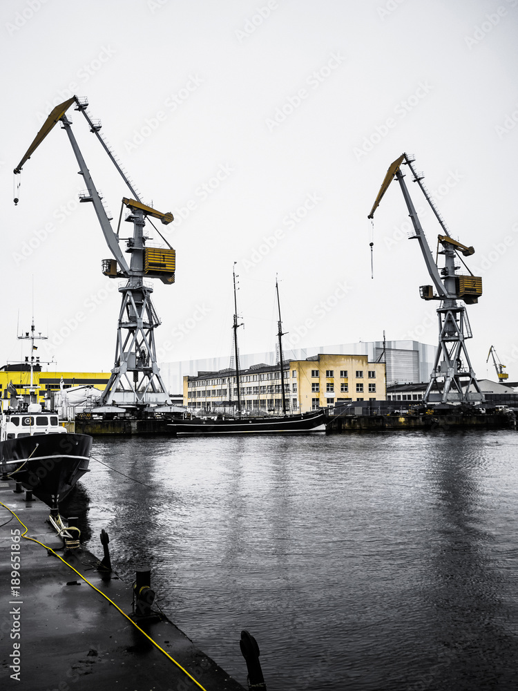 Fototapeta premium Kräne im Hafen von Wismar