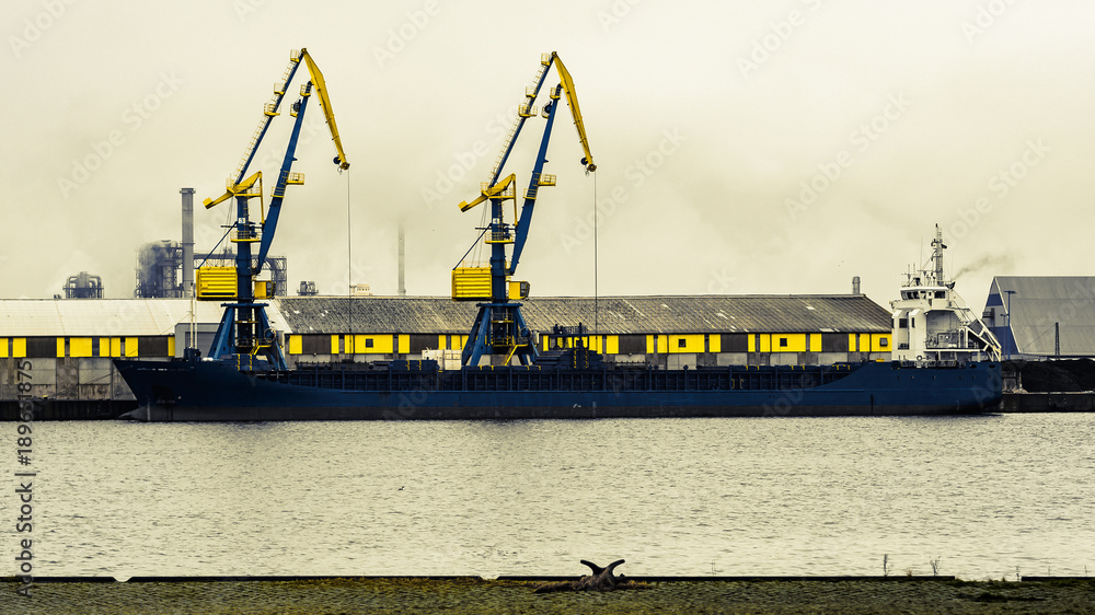 Kräne im Hafen von Wismar