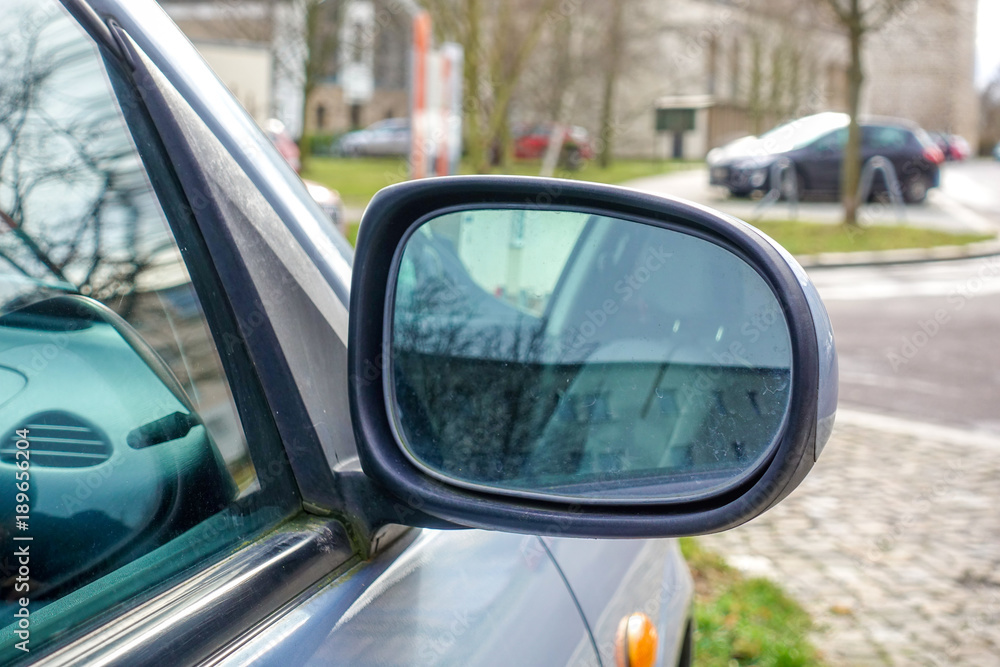 Seitenspiegel eines Autos