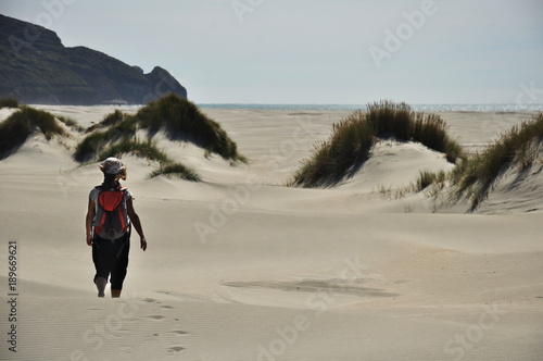 camminando sulle dune di sabbia photo