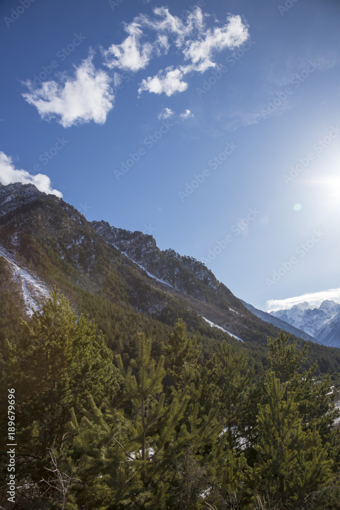 Obraz premium Горный пейзаж. Красивый вид на высокие скалы, живописное ущелье, дикая природа Северного Кавказа