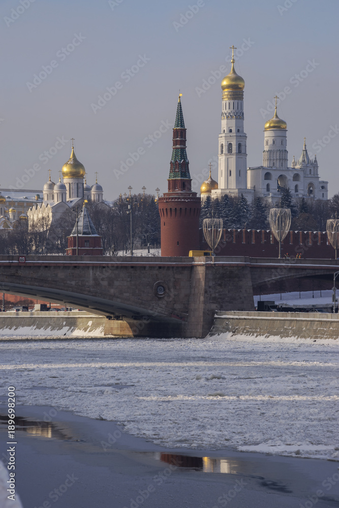 Московский Кремль зимним, морозным днем.