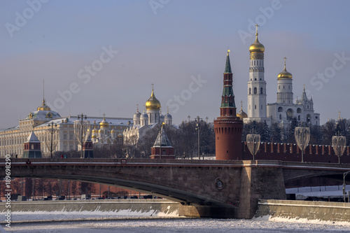 Московский Кремль зимним, морозным днем.