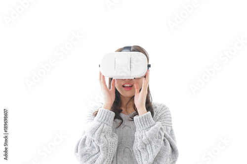 VRの体験をする女性 © maroke
