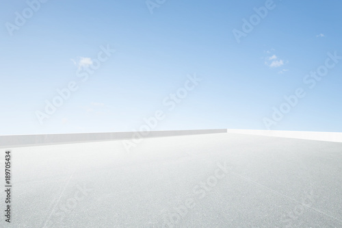 Fotografía Empty open space top floor with clear blue sky .
