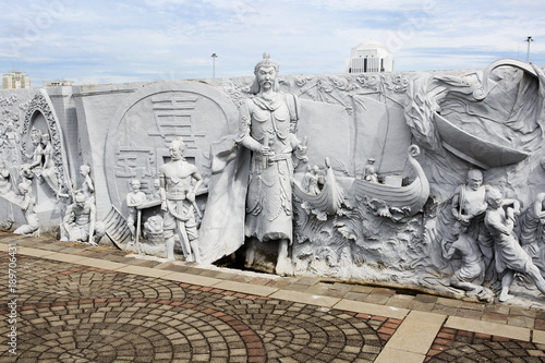 Индонезия. Джакарта. Внутренняя стена вокруг Национального монумента (Монас)