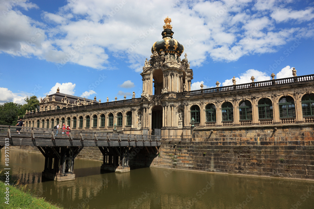 Kronentor mit den zu beiden Seiten anschließenden Langgalerien, Dresdner Zwinger, Dresden, Sachsen, Deutschland Kronentor mit den zu beiden Seiten anschließenden Langgalerien, Dresdner Zwinger, Dresden, Sachsen, Deutschland