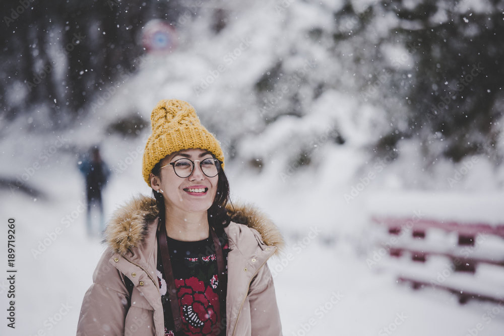 雪景色と女性 雪景色と女性