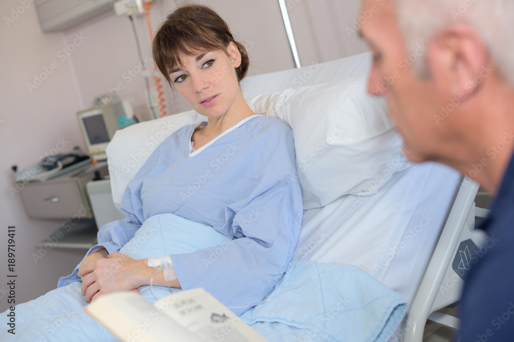 Obraz premium Man reading to patient