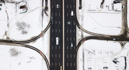 Fototapete Luftbild Verschneite Winterstraße aus der Luft  © Oleksii Nykonchuk