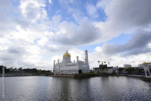白亜の建物が優美なオマールアリサイフディンモスク