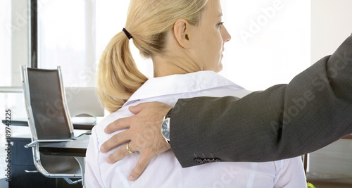 Sexuelle Belästigung von Frau durch Mann am Arbeitsplatz - Metoo photo
