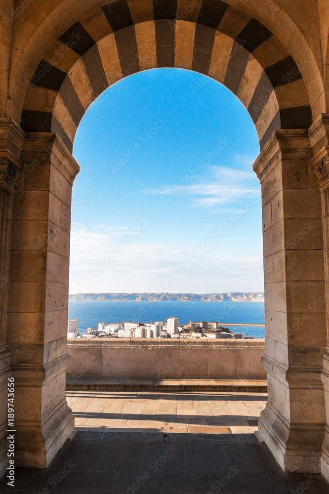 porte de Notre Dame de la Garde avec vue sur mer à Marseille