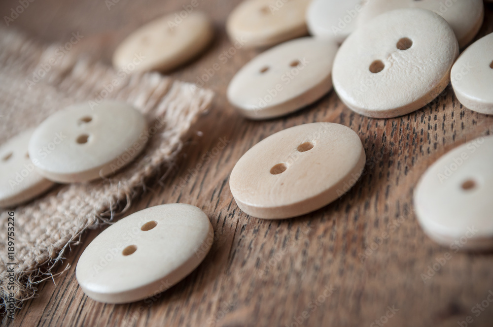boutons de couture en bois sur table en vieux bois boutons de couture en bois sur table en vieux bois