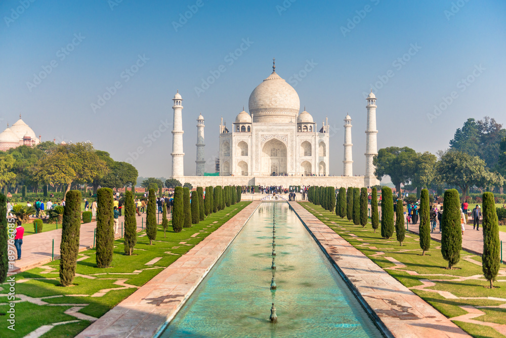Fototapeta premium Taj Mahal with fountain in front, Agra, Uttar Pradesh