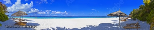 Fototapeta Naklejka Na Ścianę i Meble -  Schöner Maledivenstrand auf Reethi Beach im Panoramaformat