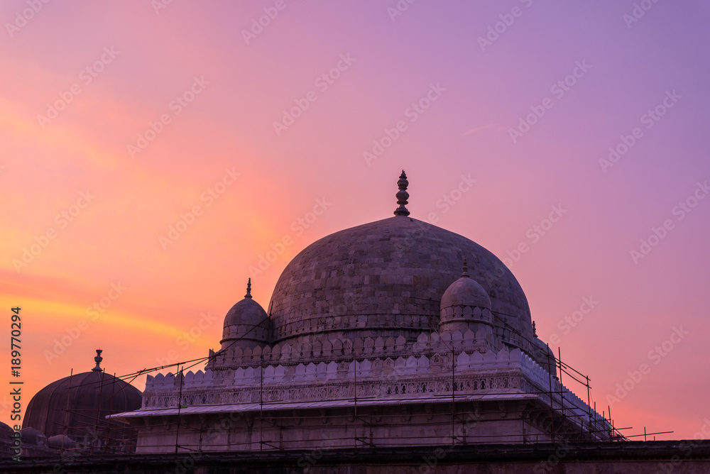 Obraz premium Mandu India, afghan ruins of islam kingdom, mosque monument and muslim tomb. Colorful sky at sunrise.