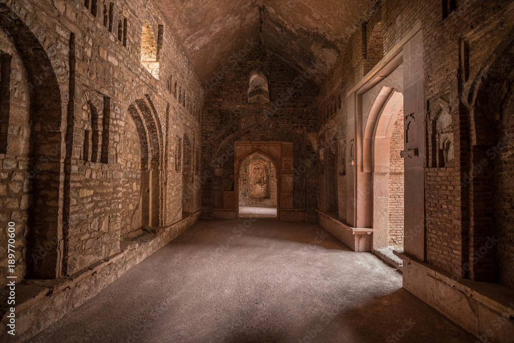 Obraz premium Mandu India, afghan ruins of islam kingdom, mosque monument and muslim tomb, interior details.