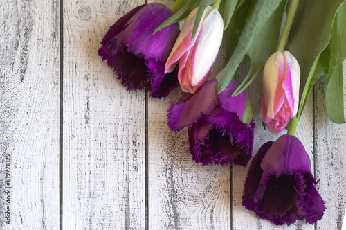 Bukiet kolorowych tulipanów na drewnianym stole
