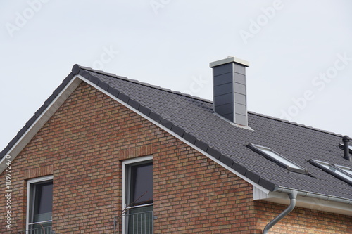 Schornstein auf einem Dach eines Hauses