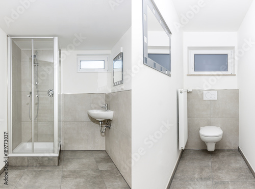 Duschraum und Toilette