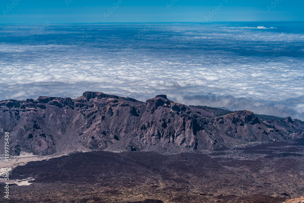 Blick über den Kraterrand des Teide Nationalparks auf ein Wolkenmeer
