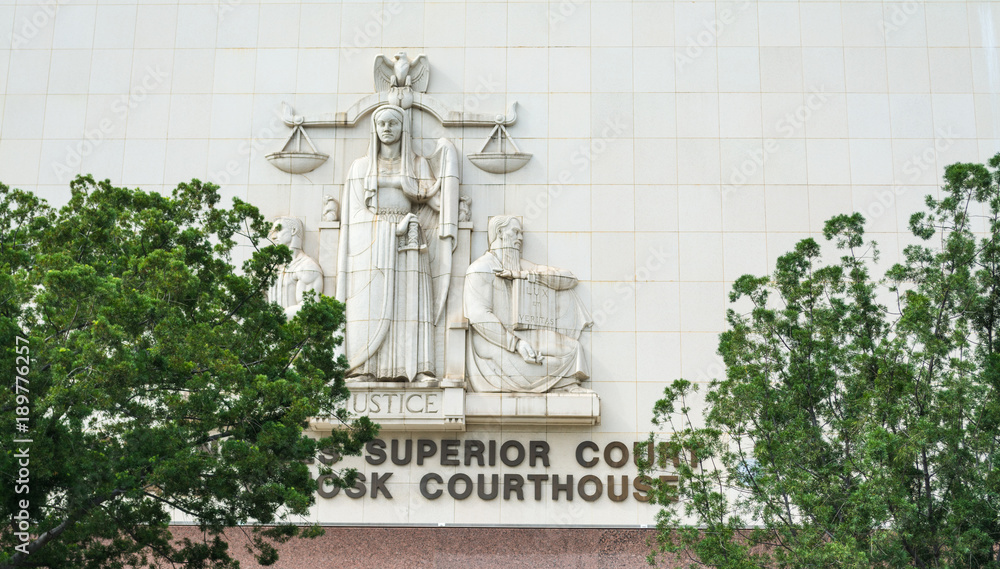 Naklejka premium Doskonała fasada sądu w centrum Los Angeles