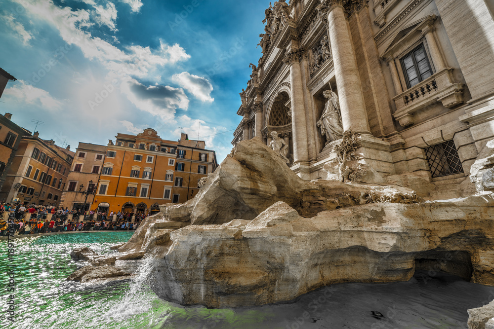 Tourists by world famous Fontana di Trevi