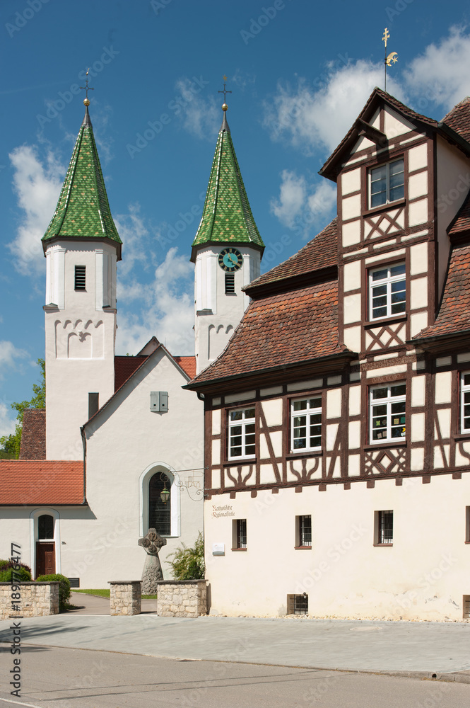 Michaelskirche und Pfarrhaus in Veringendorf