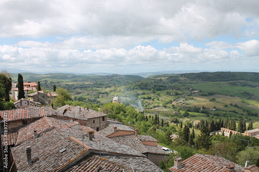 Blick über Montepulciano in die Toskana