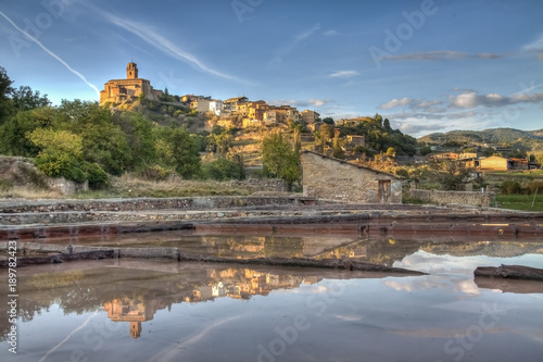 Pueblo del Naval reflejado en sus salinas