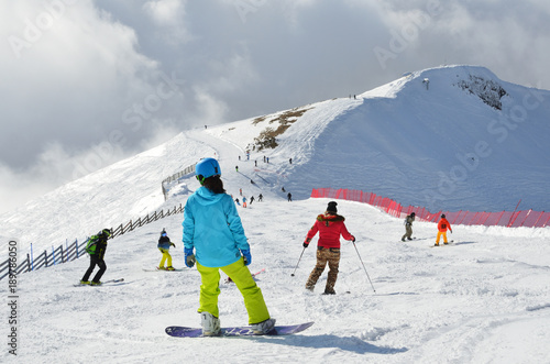 Сочи, горнолыжный курорт Роза Хутор. Спуск на горных лыжах и сноуборде над облаками