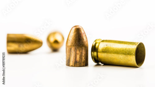 Foto a cartridge case and projectiles lie on a table