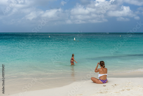 Tourists relax along the Eagle Beach of Aruba © Overburn