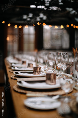 Foto Set tables for fancy dinner in a green house