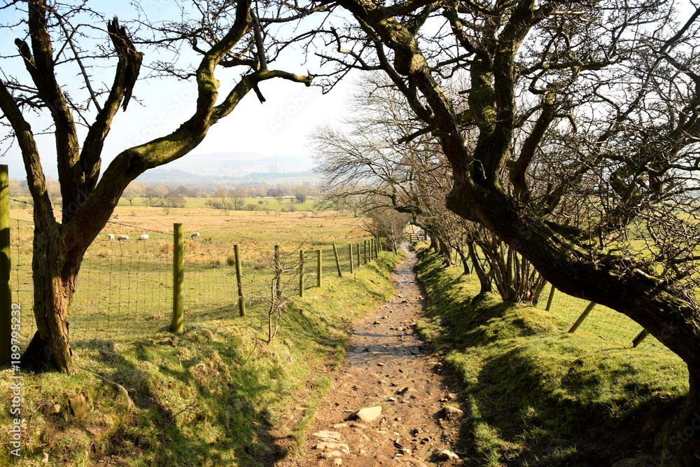 A hiking trail through the beautiful Peak District countryside near Castleton, Derbyshire